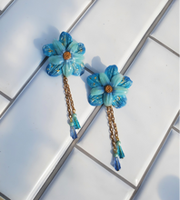 Load image into Gallery viewer, Dewy Blooms Floral Earings